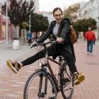   KIEROWCA SKRĘCAJĄC PRZEPUSZCZA ROWERZYSTĘ JADĄCEGO PROSTO R&Oacute;WNOLEGŁĄ DROGĄ...