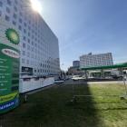 Trwa rozbiórka stacji paliw BP i wielopoziomowego parkingu przy ulicy Swobodnej we...