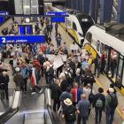 Działacze Platformy Obywatelskiej wysiadają z pociągów w Warszawie  Autor: Jakub Jurek