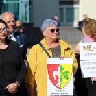 Protest przed USK przy Borowskiej przeciw likwidacji szpitala w Strzelinie  Autor:...