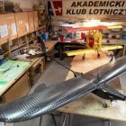 Studenci z Akademickiego Klubu Lotniczego w czasie prac w warsztacie.  Autor: PWr
