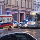 Wypadek tramwaju i samochodu na Nadodrzu. Karetka na miejscu  Autor: Szymon Baran