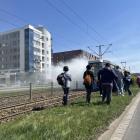Pali się tramwaj na ulicy Legnickiej. Na miejscu pracują strażacy  Autor: Jakub Jurek