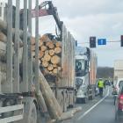 Groźny wypadek na AOW. Z ciężarówki spadły bale drewna  Autor: Marcin Jura