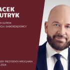 Ma 45 lat. Z wykształcenia jest socjologiem, ma też dyplom MBA Collegium Humanum. Jest...