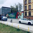 Mural papieski na Ostrowie Tumskim oblany czerwoną farbą w rocznicę śmierci Jana Pawła...