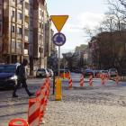 Tuż przed rondem Gajowa - Dawida na osiedlu Huby rzędami ustawione zostały słupki...