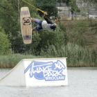 Wakeboarding to sport wodny polegający na płynięciu po powierzchni wody na desce,...