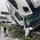 Zablokowana AOW po wypadku tirów. Trwa naprawa bramownicy  Autor: OSP KSRG Gniechowice