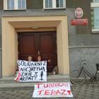 Wrocław: Przykleili się do drzwi siedziby wielkiej instytucji  Autor: mat. pras.