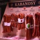 W Hali Tęcza przy ul. Bajana znajduje się kilka stoisk mięsnych. Wybór mięs jest dużo...