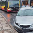 Wypadek tramwaju, autobusu MPK i samochodu. Most Osobowicki nieprzejezdny  Autor: Pomoc...