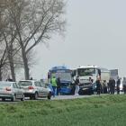 Poważny wypadek na trasie Wrocław-Strzelin. Droga zablokowana po zderzeniu autobusu z...