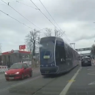 Bałagan z MPK: Pasażerowie, jak kaczki biegają za tramwajem  Autor: kadr z filmu