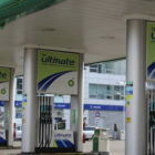 Stacja BP przy ul. Bardzkiej 26 oferuje benzynę Pb95 za ok. 6,54 zł za litr. Za olej...