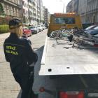 Straż miejska z lawetą na Starym Mieście. Najpierw naklejka, potem wywiezienie pojazdu...