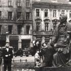 Aleksander Fredro przyjechał do Wrocławia. Na palecie, jeszcze przed podniesieniem...