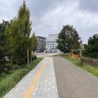 Skwer z betonu przy wielopasmowej jezdni. To miejsce im. Adama Wójcika  Autor: Jakub Jurek