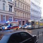 Wypadek tramwaju i samochodu na Nadodrzu. Karetka na miejscu  Autor: Szymon Baran