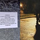 Mieszkańcy Wielkiej Wyspy ostrzegają nawzajem przed złodziejami. Na przystanku...