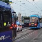 Wypadek tramwaju, autobusu MPK i samochodu. Most Osobowicki nieprzejezdny  Autor: Pomoc...