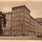 Lata 1929-1933. Gmach poczty przy ulicy Krasińskiego, z lewej strony zniszczona w 1945...