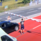 Tak “psują się” rogatki na przejeździe kolejowym. Wrocławscy mistrzowie kierownicy w...