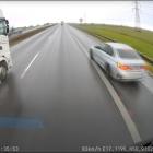 Nagranie niebezpiecznej sytuacji na autostradzie A4. BMW wyprzedza pasem awaryjnym....