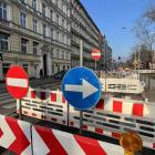 Obecnie przez ten odcinek Trzebnickiej można jechać tylko w stronę mostów Trzebnickich....