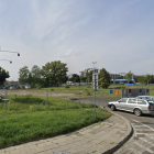  fot. Google Maps 

  Teren przy Maxa Borna  - duży budynek z&nbsp;mieszkaniami...