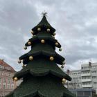  Choinka z placu Nowy Targ łudząco przypomina tę, kt&oacute;ra znaliźmy dotąd z Rynku...
