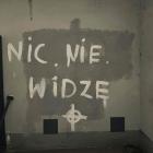  fot. Bohdan Stawiski 

 Rasistowskie napisy i symbole w przejściu dworca. 
