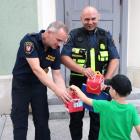 Sześciolatek odwdzięczył się strażnikom za pomoc w powrocie do domu / fot. UM Oława