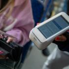   Rozładowany telefon lub rozmagnetyzowana karta. Co teraz?  

 Telefon padł w połowie...