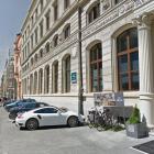 Przed hotelem codziennie stoi sporo samochodów. Wszystkie zaparkowane są bezprawnie /...