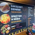  Popularne są też zakręcone ziemniaki, kt&oacute;re kosztują 20 zł. 

 Fot. Jakub Jurek 
