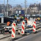 Obecnie przez ten odcinek Trzebnickiej można jechać tylko w stronę mostów Trzebnickich....