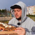 Książulo krzywił się, że w zapiekankach jest maleńko sera, a kosztują krocie / screen...