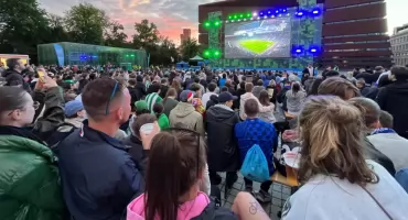 Wrocławianie oglądali mecz w strefie kibica [ZDJĘCIA]