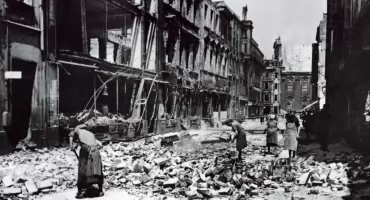 Wrocław w ruinie. Tak wyglądał Rynek i okolice 80 lat temu