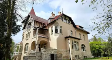 To jedna z najpiękniejszych willi na Dolnym Śląsku. Odnowiony zameczek to prawdziwa perełka