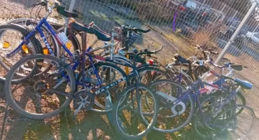 Rowerowe wraki zalegają miesiącami na strzeżonym parkingu