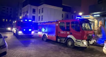 Silny zapach chemikaliów w bloku. Nocna ewakuacja kilkudziesięciu lokatorów