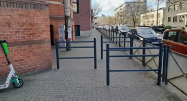 Miasto zastawiło w centrum zasieki na rowerzystów
