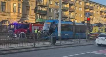 Tramwaj potrącił dwie osoby, ciężko ranna 12-latka trafiła do szpitala. Dramat w centrum Wrocławia