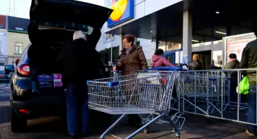 Godziny otwarcia sklepów przed świętami. W sobotę mało czasu na zakupy! [BIEDRONKA, LIDL, DINO, NETTO, ŻABKA i inne]