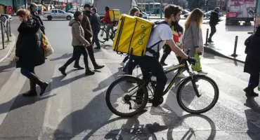 Widmo zakazu ruchu w Rynku oddalone, ale kontrole trwają. Wrocław na wojnie z kurierami na rowerach