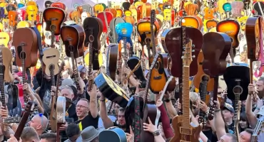Gitarowy Rekord Świata tym razem poza zasięgiem. Zabrakło prawie pół tysiąca gitar [ZDJĘCIA]