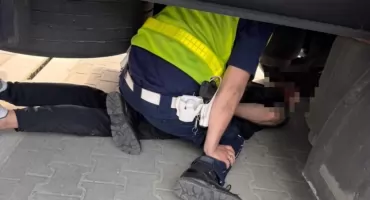 Szalona ucieczka przed policją. Motocyklista popełnił kilkadziesiąt wykroczeń i... schował się pod tirem