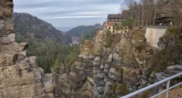 Zapomniany zamek, parowóz i widok na trzy kraje. To całkiem blisko Wrocławia!